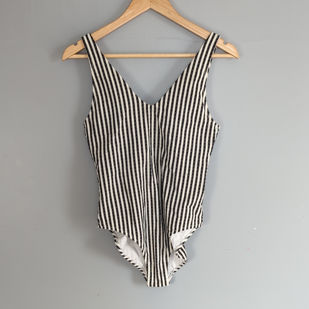 Athleta Black And Cream Stripe Seersucker V- Neck One Piece Swimsuit Size SMALL